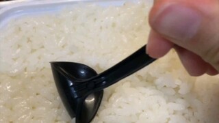 Chiếc thìa lỏng lăn ra khỏi đất, tôi không đùa đâu, đây là một đòn đánh.