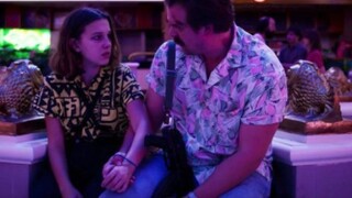 【Stranger Things】OMG I love these little details!!! The Sheriff is the best dad ever!!