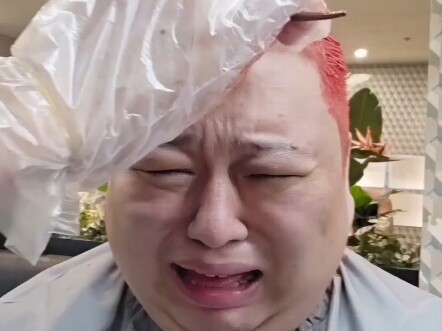 Seleb TikTok Vietnam mewarnai rambutnya dengan warna bendera nasional untuk merayakan Hari Kemerdeka