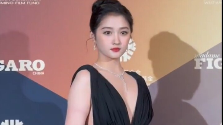 Xiaotong’s stylist has finally stepped up! That high-slit gown is absolutely her signature look!!