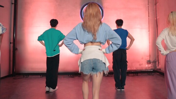 Gadis-gadis berotot menari tarian manis mengikuti lagu "Gee" Girls' Generation berdasarkan koreograf