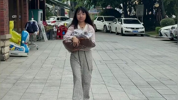 عندما تنتقل المنتجات الرائجة على الإنترنت إلى الحياة الواقعية