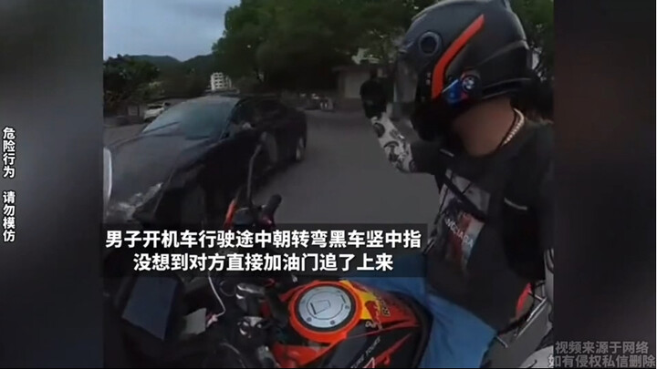 Pria naik motor tengah melaju tiba-tiba memberi isyarat jari tengah ke mobil gelap yang sedang berbe