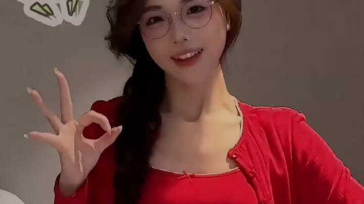 小小酥🔥魅力四射，颜值爆表连皮卡丘都羡慕！想要成为学习王者？快给我充个电，开启你的知识宝箱月！