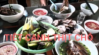 Ẩm thực. Bún chó. Thịt chó tiết canh. Quán thịt chó của trưởng thôn đông khách quá trời.Biển Nguyễn.