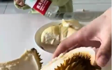 This durian must be here to repay a kindness!