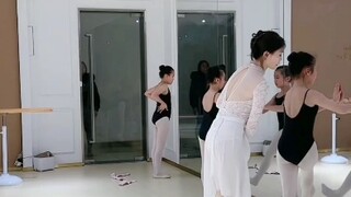Penari melakukan peregangan