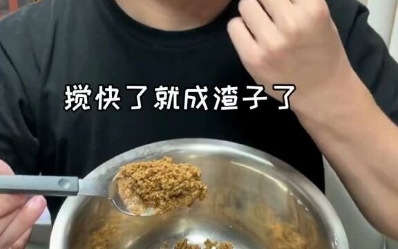 Dầu mè được xay bằng cối đá sẽ thơm hơn dầu mè đóng chai; hôm nay ở nhà thử làm một lần xem sao.