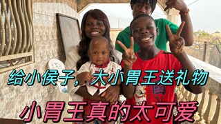 We went to Fei Ge's place to deliver gifts to Xiao Hou Zi and the Little Big Eater. The kids were so