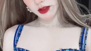 Holy crap! Who wouldn't love a female idol who naturally exudes girly charm and also has toned muscl