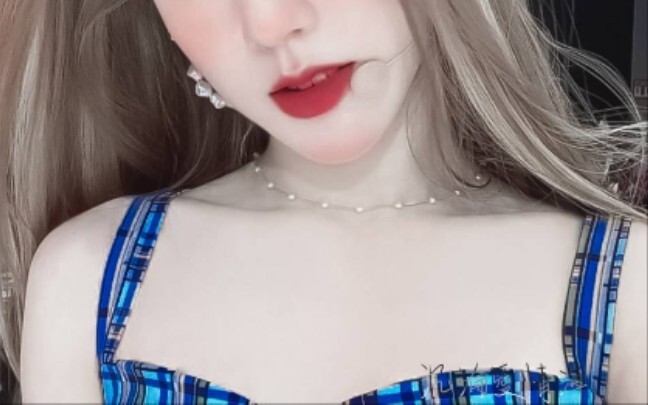 Holy crap! Who wouldn't love a female idol who naturally exudes girly charm and also has toned muscl