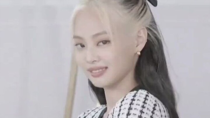 เจนนี่แอบสปอยล์ท่าเต้น ขยับคอเล็กน้อย จีซูหัวเราะจนท้องค้าง: ฉันไม่ได้หมายถึงอันนั้นนะ!