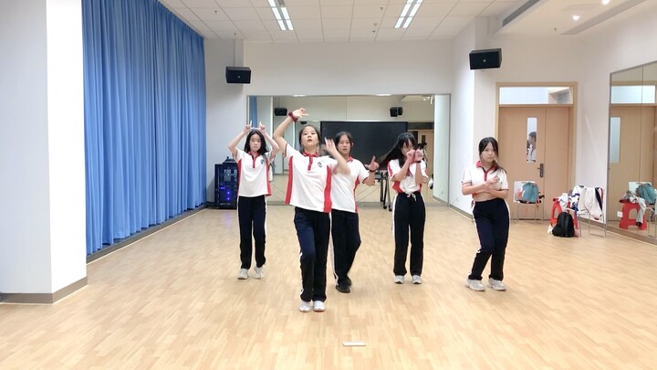 sepatu kets versi ruang latihan