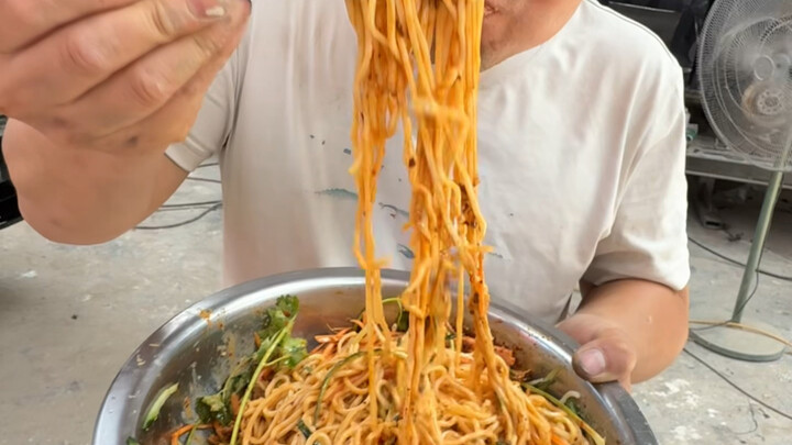 หน้าร้อนถ้าไม่กินบะหมี่เย็น ใครจะทนไหวล่ะ?