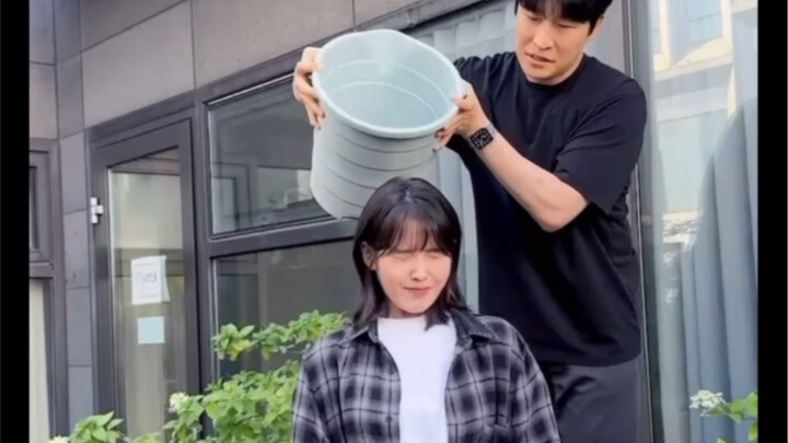 230711 آي يو تخوض تحدي مكعبات الثلج!! آه آه آه!