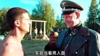 男人用魔术迷惑敌人，当着军官的面吃起了炸弹！