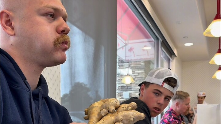 Kalau kamu ngunyah jahe mentah di restoran, para pengunjung lain bakal lihat kamu kayak gini