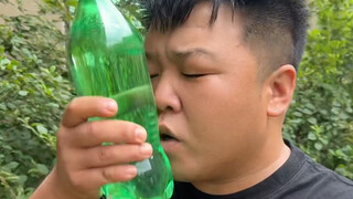 أستطيع حقًا شرب زجاجة كبيرة من سبرايت الغازي، أليس كذلك؟ #تقييم #كشف_الزيف #شرب_المياه_الغازية