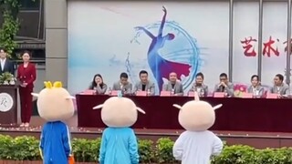 四川一学校运动会开幕式上“猪猪侠”跳舞爆笑来袭。校长:我是校长我要保持严肃