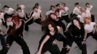 ฉันนึกไม่ออกจริงๆ ว่ามีใครสามารถเต้นท่านี้ได้ดีบ้าง...