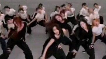 ฉันนึกไม่ออกจริงๆ ว่ามีใครสามารถเต้นท่านี้ได้ดีบ้าง...