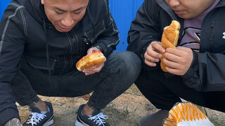 Saudara Hu menantang untuk mencicipi kuliner Lao Ba