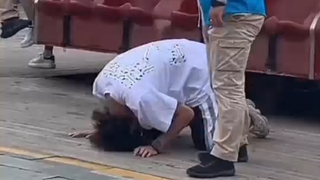 男生刚玩完跳楼机，脚一挨地丝滑下跪，男子夜晚在台阶上遇蛇类，竟然还不少