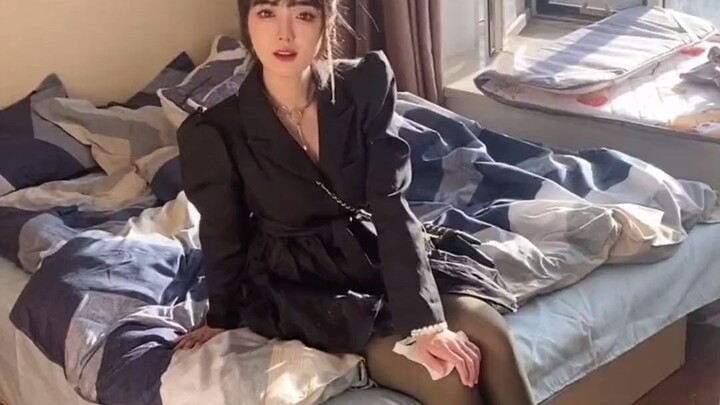 还有十分钟小区就封了，我得赶紧拖住她