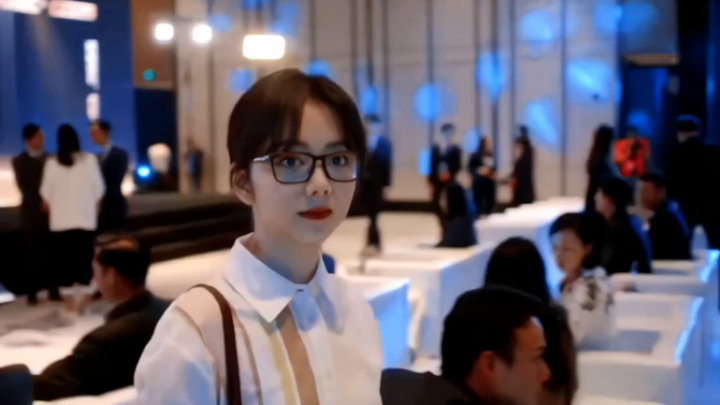 Trong lần đầu gặp mặt của "Hãy gọi tôi là giám đốc", cô ấy vốn chỉ là một nhân viên mờ nhạt nơi công