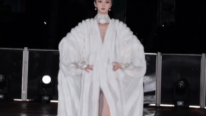 Nữ thần Trần Bảo Nguyệt, bản cắt dựng catwalk! Mỗi bước chân đều đi thẳng vào tim bạn!!