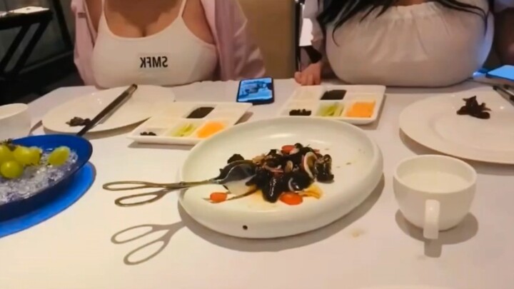 Apakah ini restoran kecil Saarlia?