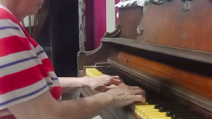 My 92 years old ama playing piano again after  30 years 🤩🤩🤩🤩