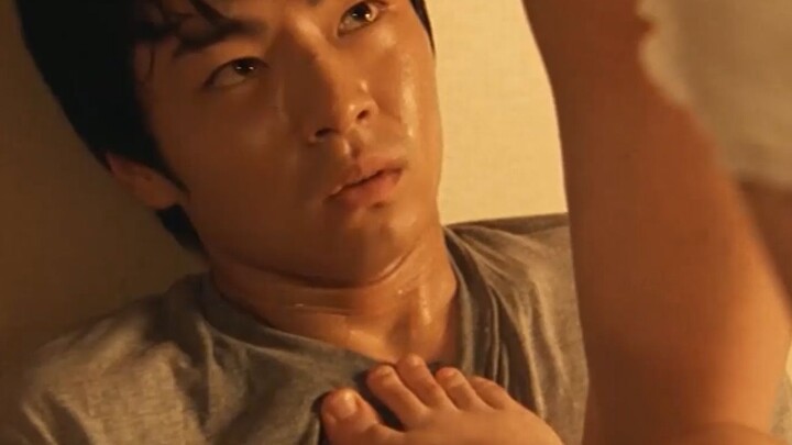 男孩不仅喜欢闻女神的袜子，还喜欢听她上厕所的声音！日本猛片《月吟》