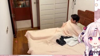 A Japanese lolita watched Fuguijun unboxing a fan and laughed so hard that the fan flew away.