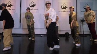 Đẹp trai quá! Wuteva với phong cách hiphop to lớn thực sự rất tuyệt vời!