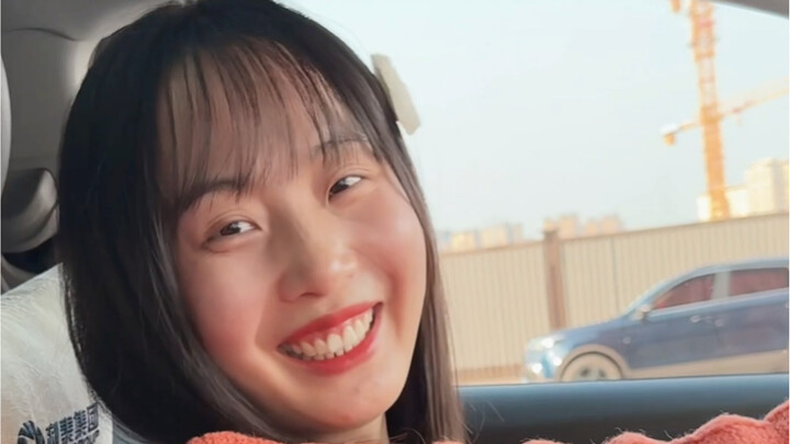 บนท้องถนนขณะขับรถก็ควรสั่งสมบุญด้วย คุณพี่คนขับนี่ช่างเป็นคนน่ารักจริงๆ!