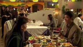 Pacar saya makan di buffet untuk pertama kalinya. Ada meja besar yang penuh, dan dia didenda jika di