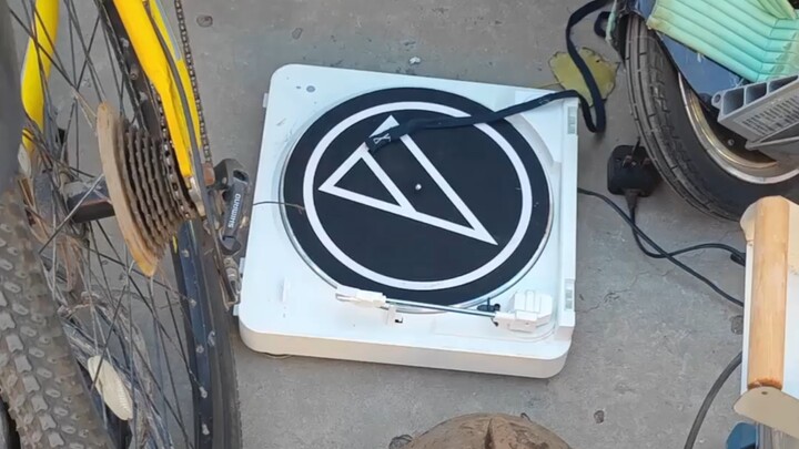 Ngày xưa cao quý khó với tới, giờ đây rơi xuống thành hàng rong!