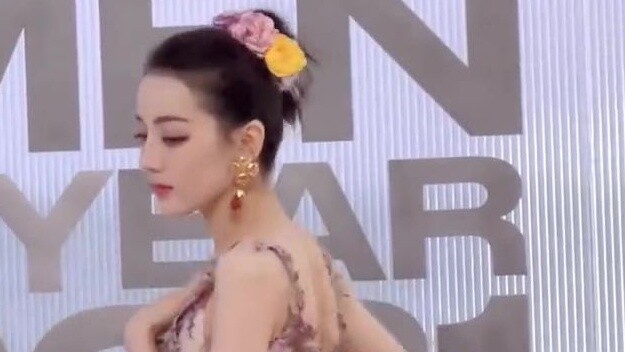 Fan-shot video is here! Watch Dilraba Dilmurat on the GQ Gala red carpet without filters! Sister twi