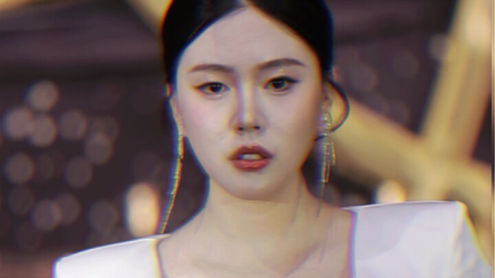 Tidak kurus dan juga tidak cantik, hanya sedikit berkelas saja.