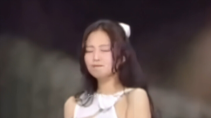 As expected, when people feel awkward, they pretend to be really busy—hahahaha (cr: small hao)