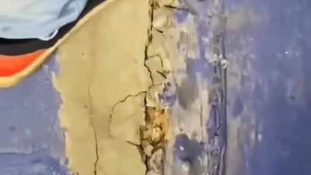 Menggigit kartu identitas dengan mulut agar tetap terpasang dengan baik