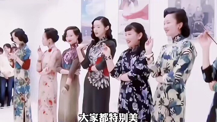 Ni Ni's gaze and posture, paired with her bright red lips, are utterly mesmerizing.