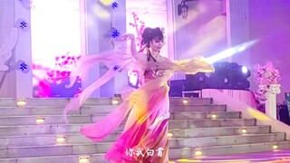 三巡酒过，月上枝头。此生为你挽红袖
