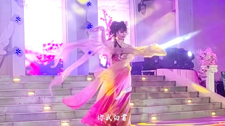 三巡酒过，月上枝头。此生为你挽红袖