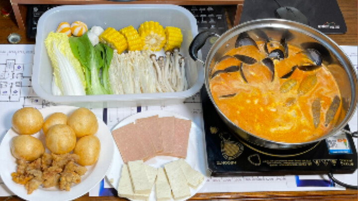 The city melts into the rain, while hot pot fills the stomach.