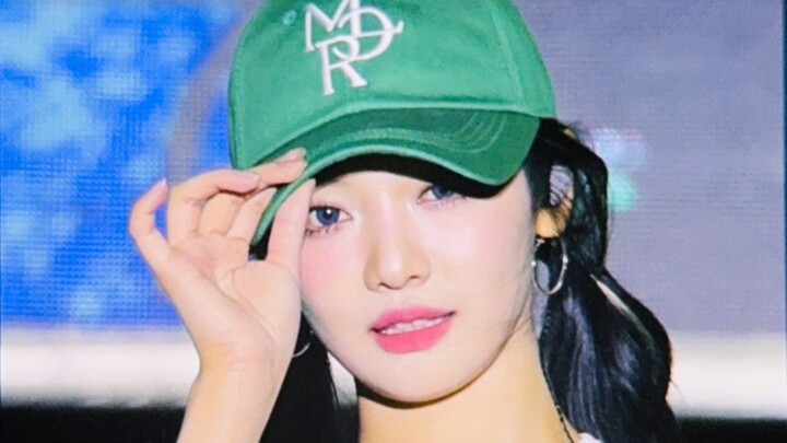 校庆大屏给到宁艺卓就有惊叹声，美貌大爆发，想见宁艺卓实物的第不知道多少天，韩国人对我家孩子好点