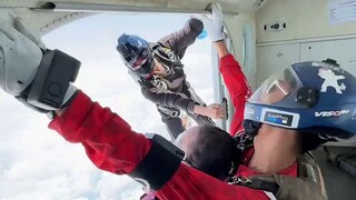 Saya lupa membawa parasut saat terjun payung.