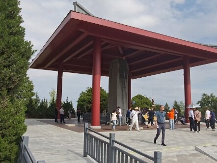 แท้จริงแล้วควรสร้างศาลาครอบหลุมศพเฉียนหลิงที่ไม่มีข้อความหรือไม่?