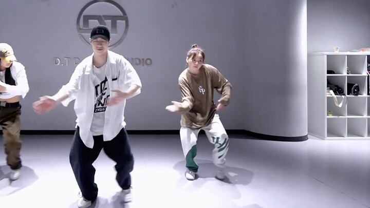 เพลง "Slowly" ของลู่หาน｜ฉันได้ยินมาว่าเพลงที่สบายๆ และท่าเต้นที่สบายๆ นั้นเหมาะสมมาก